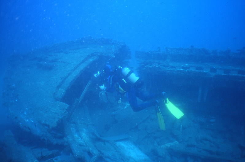 Barco Bajo el agua- Buceo en Espana