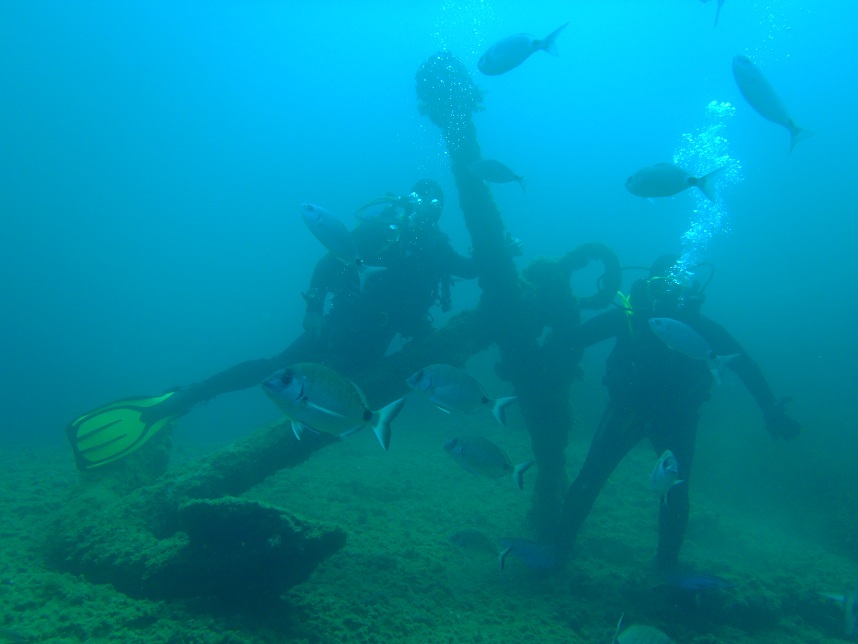 Divers con ancla